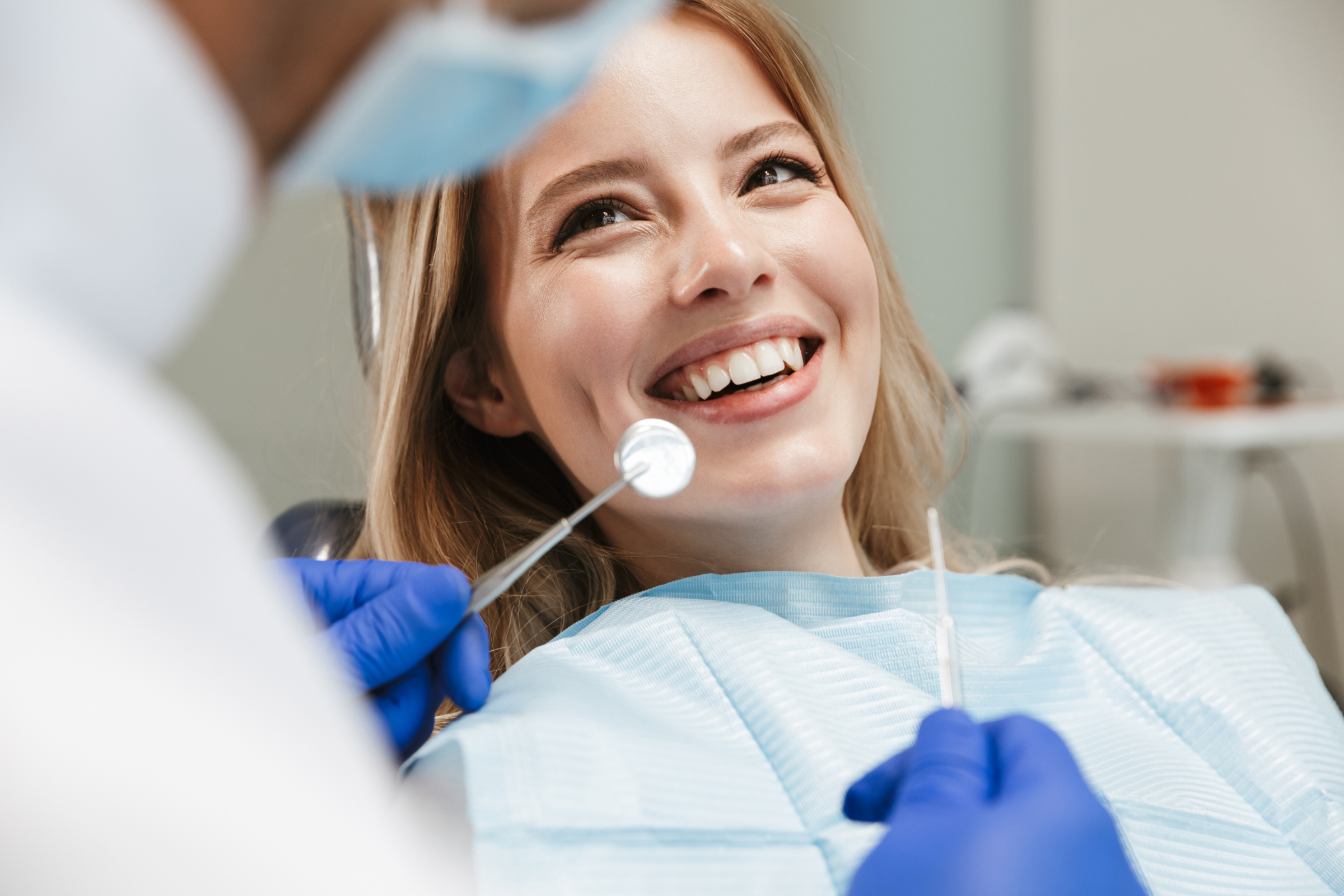 Pacjent z katarem siennym w fotelu dentysty: które leki na alergię warto przyjąć przed wizytą?